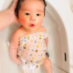 赤ちゃんの沐浴で上手に背中を洗う方法?沐浴をする時間で夜泣き防止?